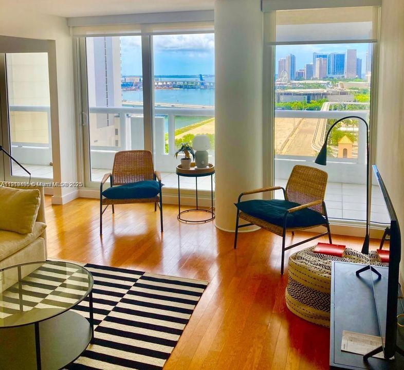 For Sale: $479,000 (1 beds, 1 baths, 997 Square Feet)