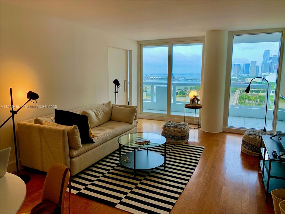 For Sale: $479,000 (1 beds, 1 baths, 997 Square Feet)