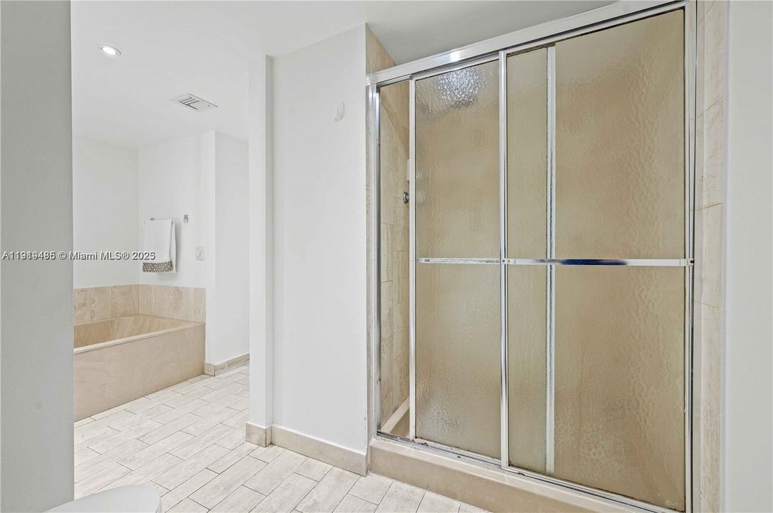 For Sale: $479,000 (1 beds, 1 baths, 997 Square Feet)