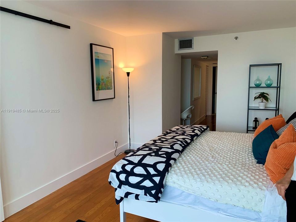 For Sale: $479,000 (1 beds, 1 baths, 997 Square Feet)