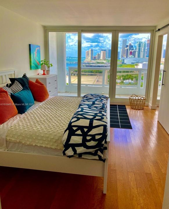 For Sale: $479,000 (1 beds, 1 baths, 997 Square Feet)