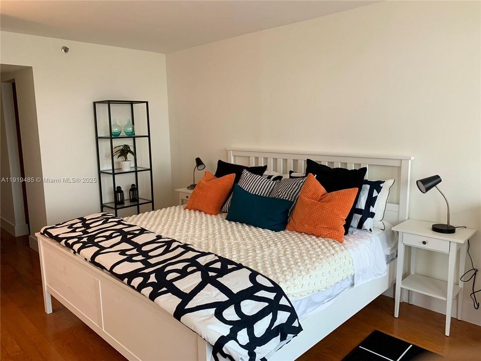 For Sale: $479,000 (1 beds, 1 baths, 997 Square Feet)