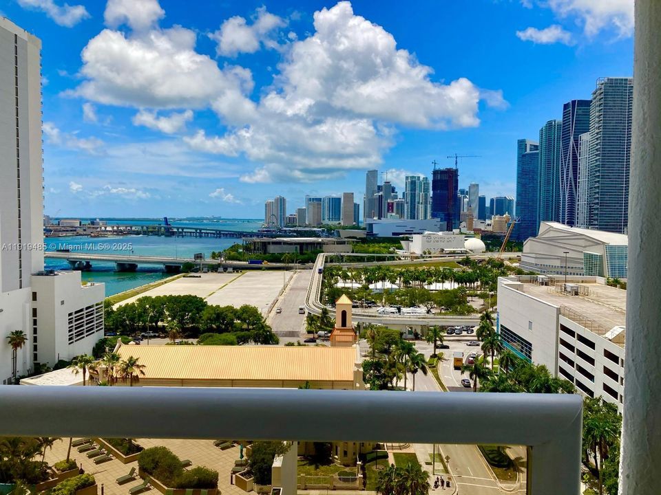 For Sale: $479,000 (1 beds, 1 baths, 997 Square Feet)