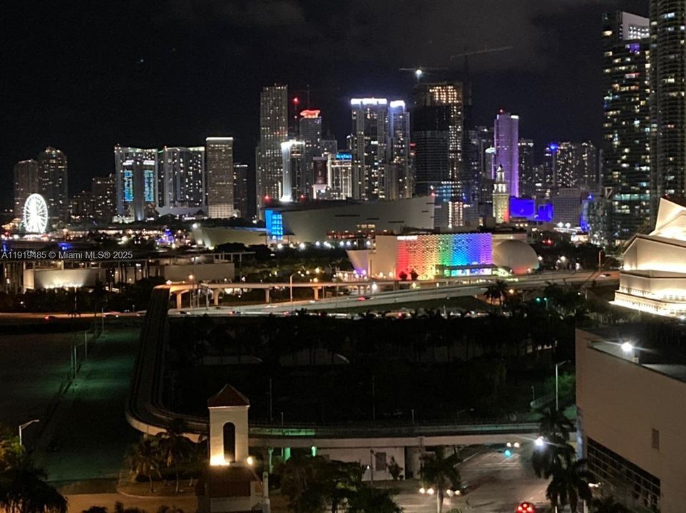 For Sale: $479,000 (1 beds, 1 baths, 997 Square Feet)