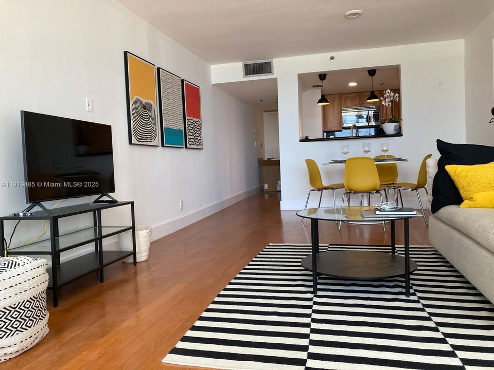 For Sale: $479,000 (1 beds, 1 baths, 997 Square Feet)