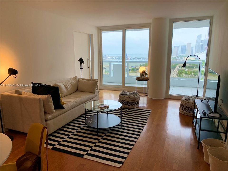 For Sale: $479,000 (1 beds, 1 baths, 997 Square Feet)