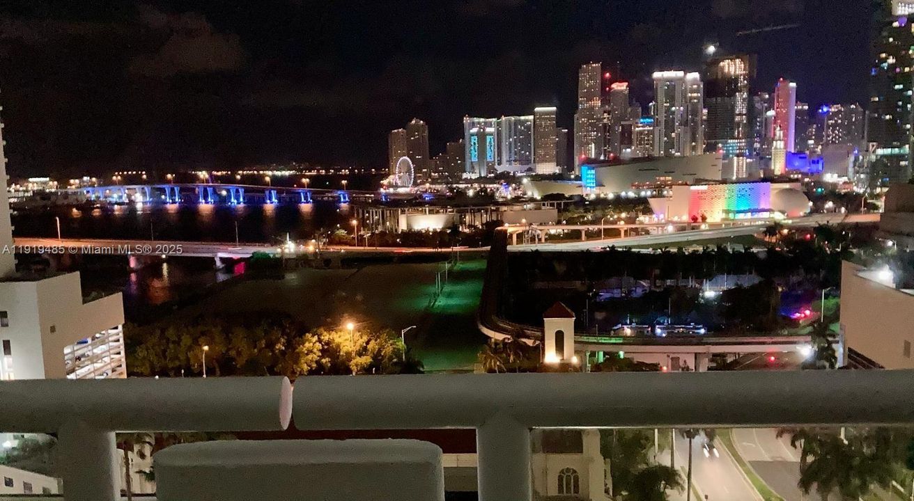 For Sale: $479,000 (1 beds, 1 baths, 997 Square Feet)