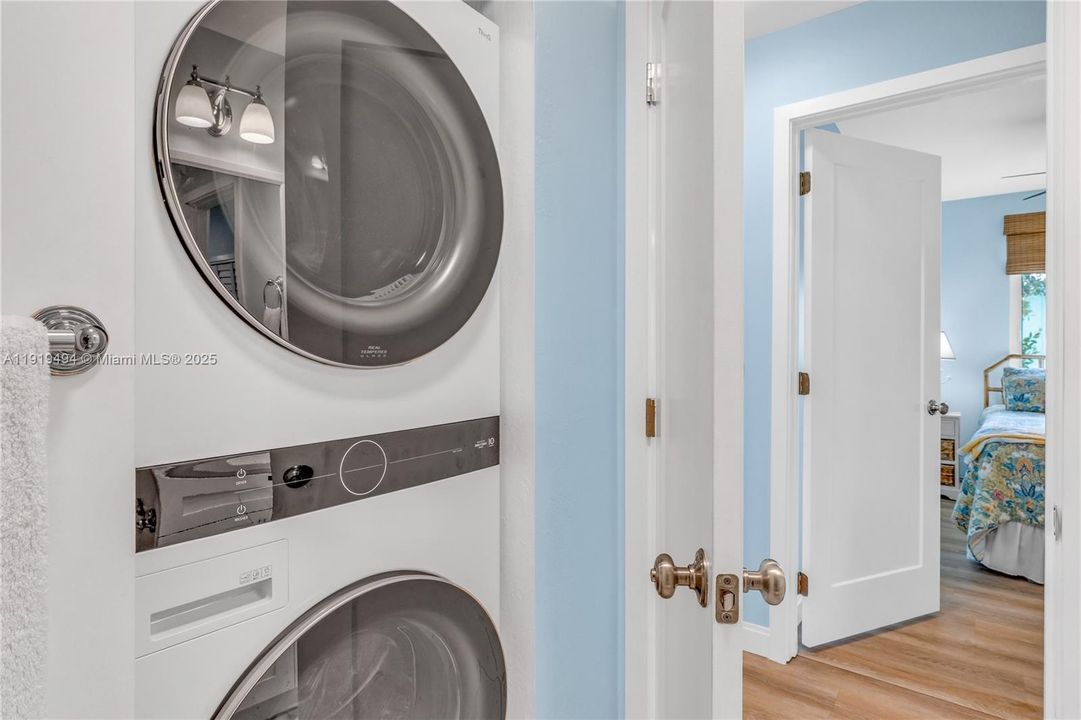 For Sale: $869,000 (2 beds, 2 baths, 984 Square Feet)