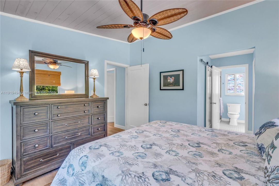 For Sale: $869,000 (2 beds, 2 baths, 984 Square Feet)