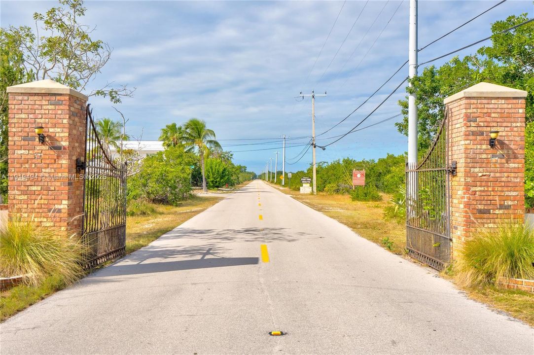 For Sale: $869,000 (2 beds, 2 baths, 984 Square Feet)