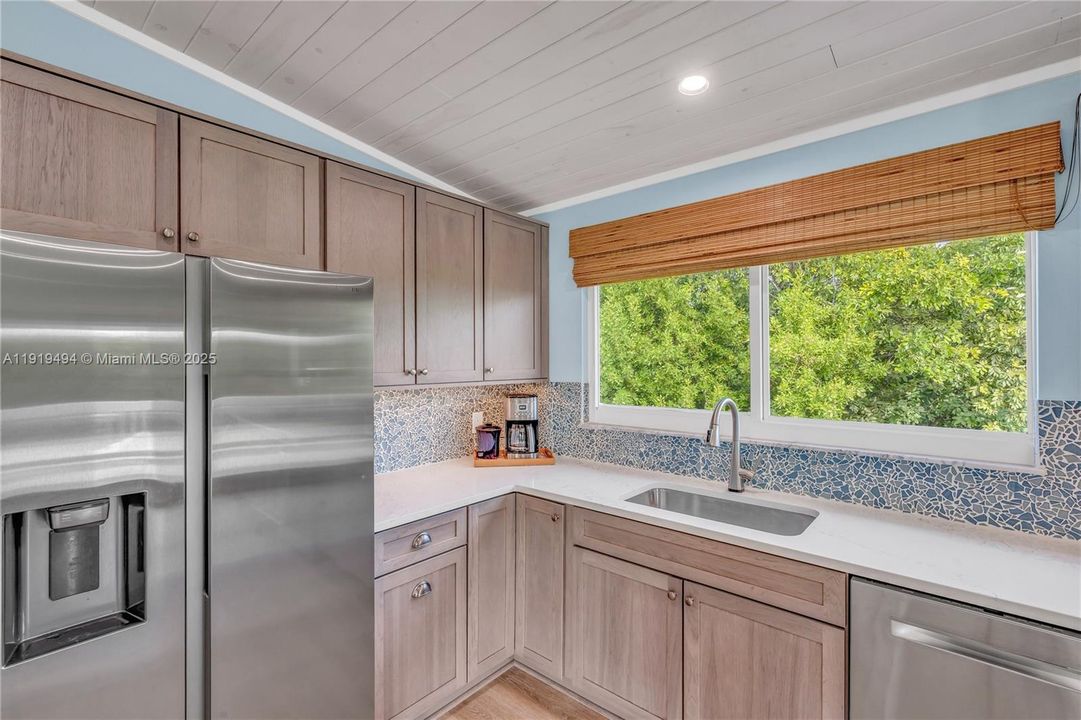 For Sale: $869,000 (2 beds, 2 baths, 984 Square Feet)