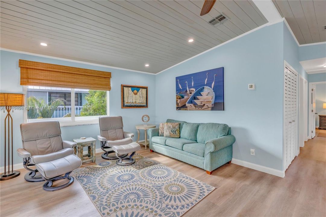 For Sale: $869,000 (2 beds, 2 baths, 984 Square Feet)