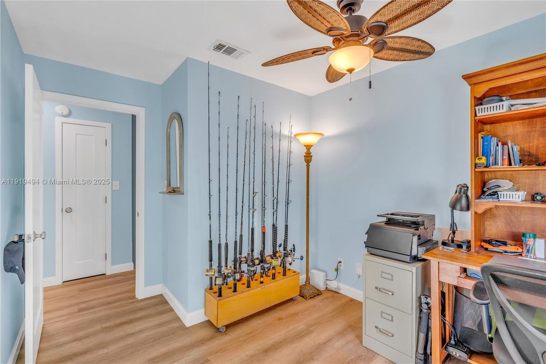 For Sale: $869,000 (2 beds, 2 baths, 984 Square Feet)