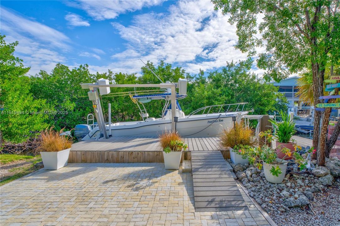 For Sale: $869,000 (2 beds, 2 baths, 984 Square Feet)