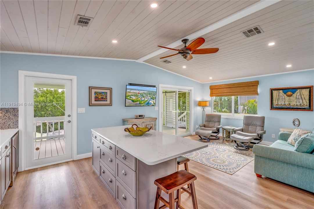 For Sale: $869,000 (2 beds, 2 baths, 984 Square Feet)