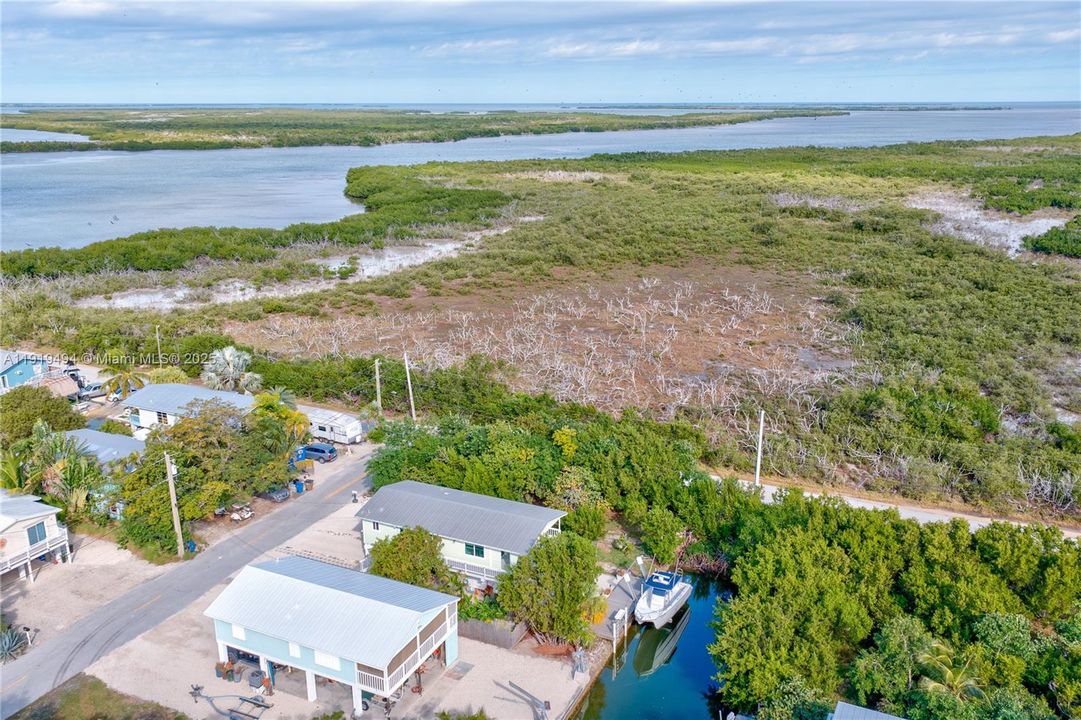 For Sale: $869,000 (2 beds, 2 baths, 984 Square Feet)