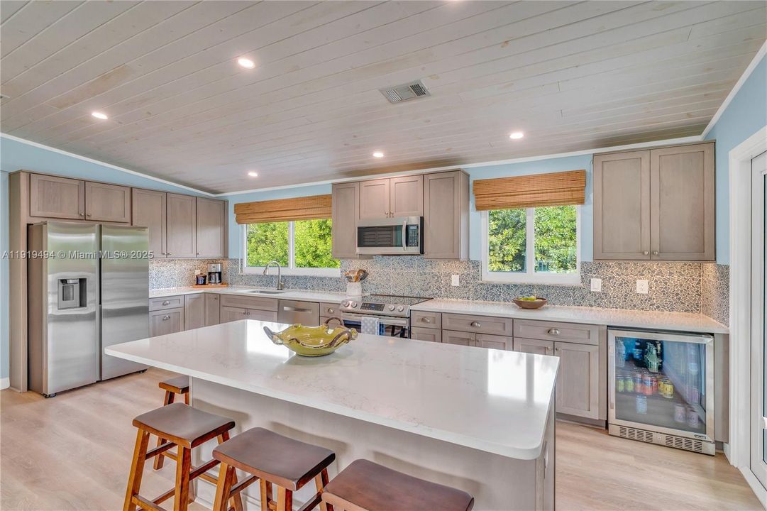 For Sale: $869,000 (2 beds, 2 baths, 984 Square Feet)