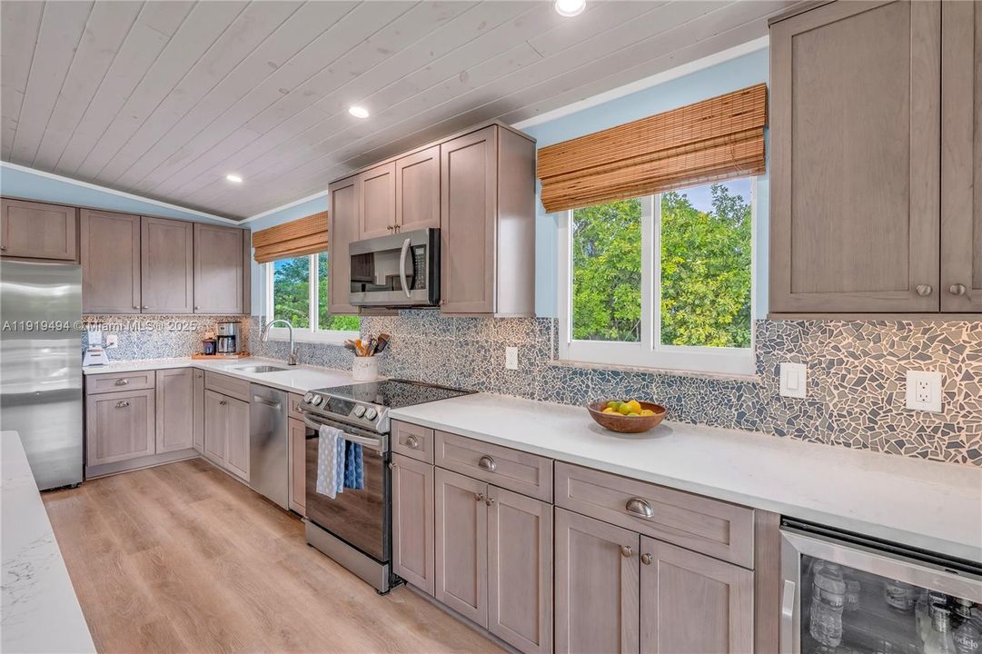 For Sale: $869,000 (2 beds, 2 baths, 984 Square Feet)