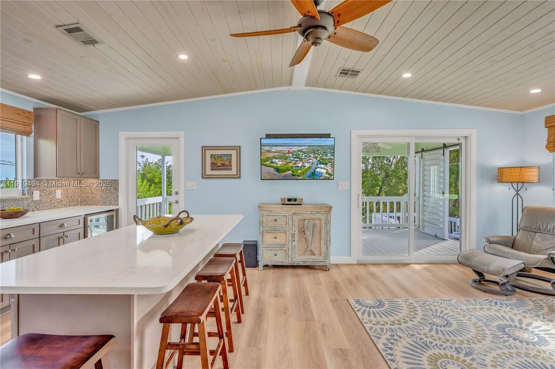 For Sale: $869,000 (2 beds, 2 baths, 984 Square Feet)