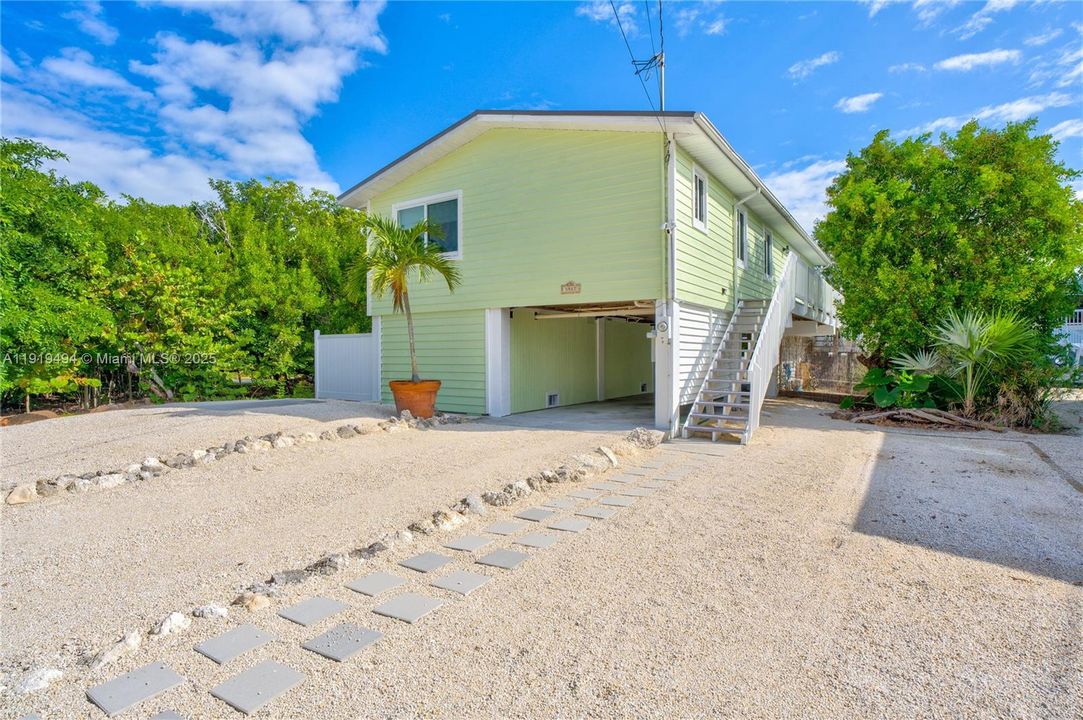 For Sale: $869,000 (2 beds, 2 baths, 984 Square Feet)