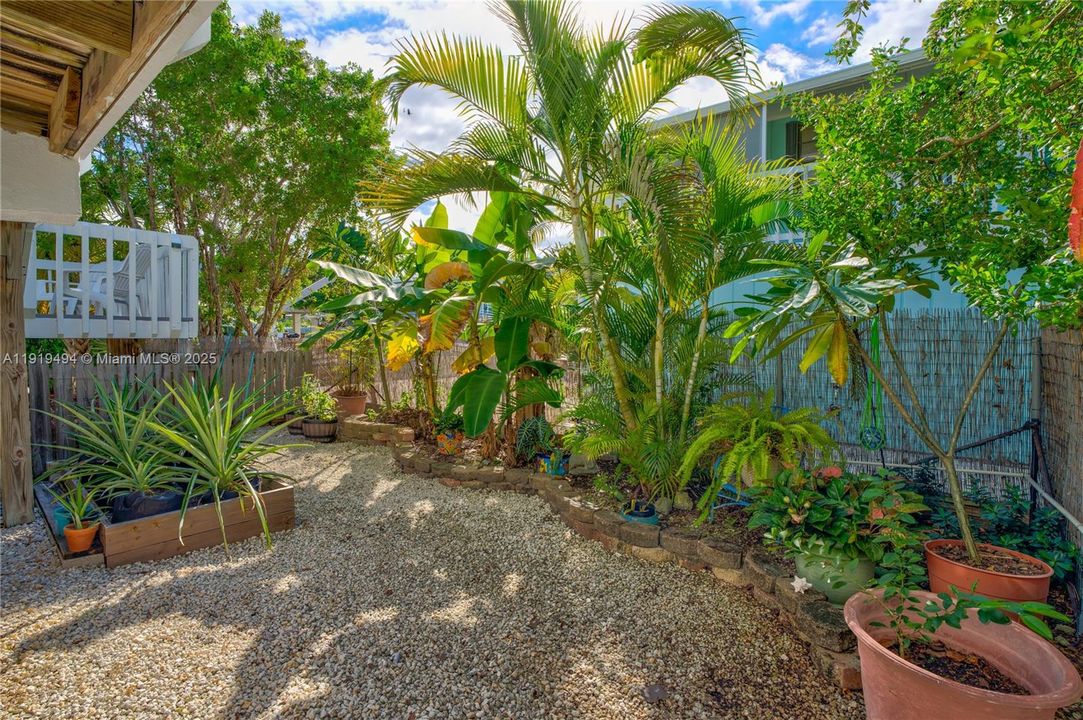 For Sale: $869,000 (2 beds, 2 baths, 984 Square Feet)