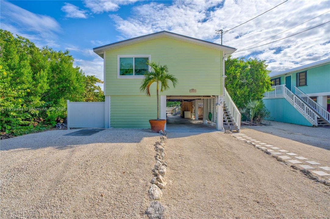 For Sale: $869,000 (2 beds, 2 baths, 984 Square Feet)