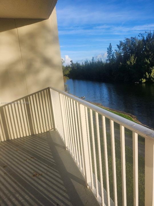 For Rent: $2,000 (2 beds, 2 baths, 980 Square Feet)