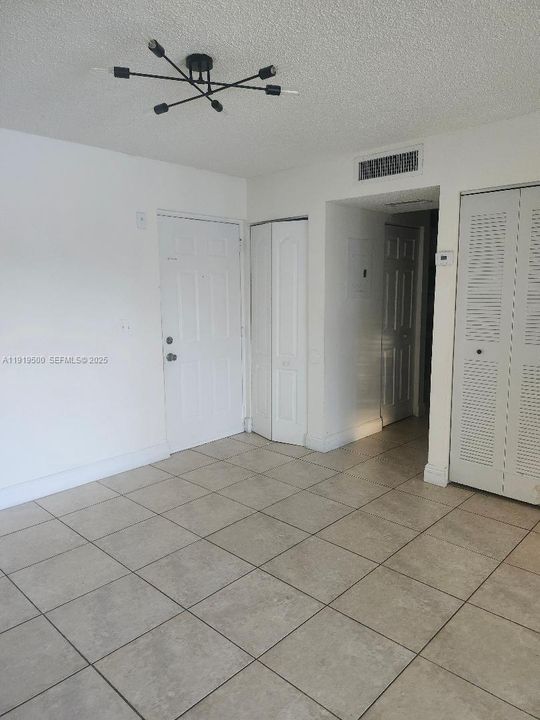 For Rent: $2,000 (2 beds, 2 baths, 980 Square Feet)