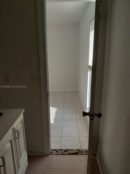 For Rent: $1,750 (1 beds, 1 baths, 684 Square Feet)