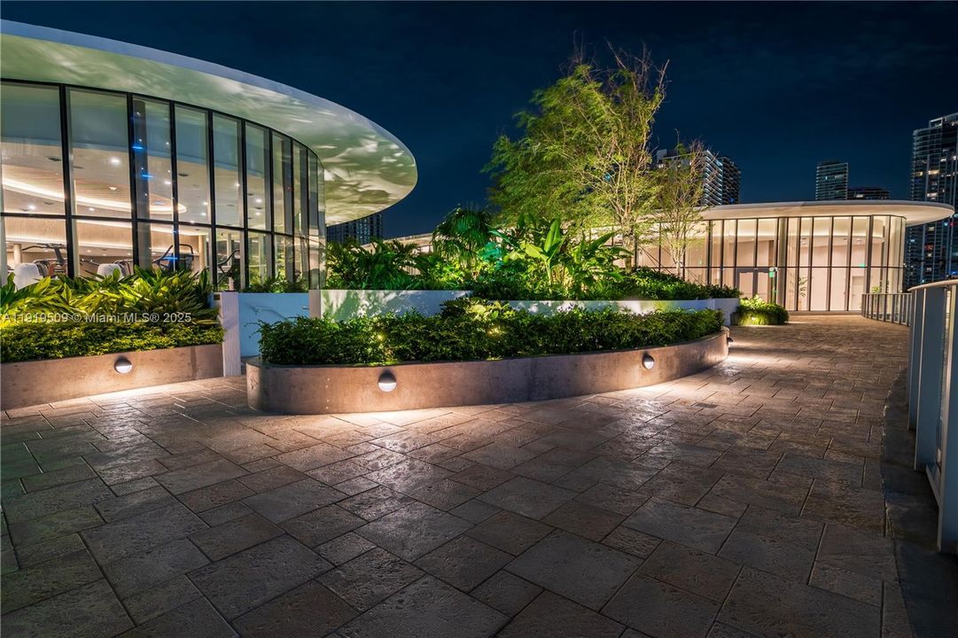 For Sale: $2,885,000 (4 beds, 5 baths, 2686 Square Feet)