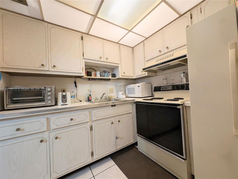 For Sale: $99,999 (1 beds, 1 baths, 662 Square Feet)