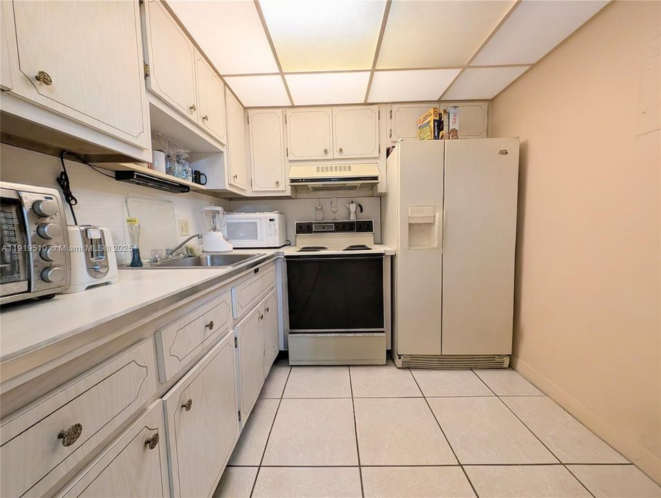 For Sale: $99,999 (1 beds, 1 baths, 662 Square Feet)