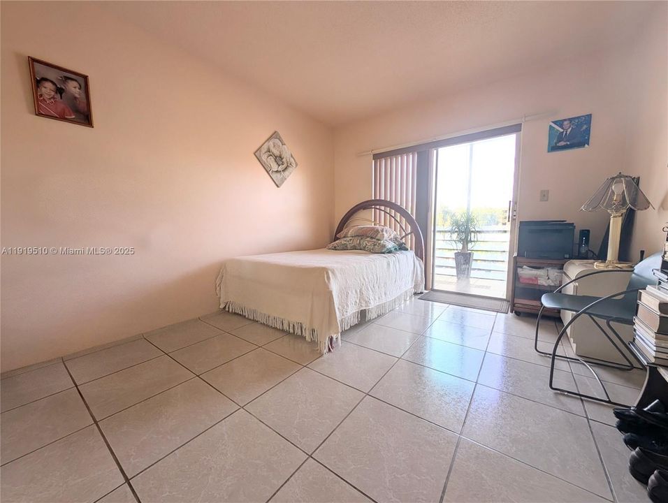 For Sale: $99,999 (1 beds, 1 baths, 662 Square Feet)