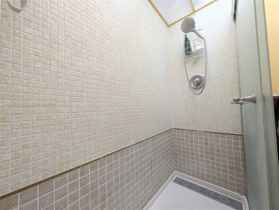 For Sale: $99,999 (1 beds, 1 baths, 662 Square Feet)