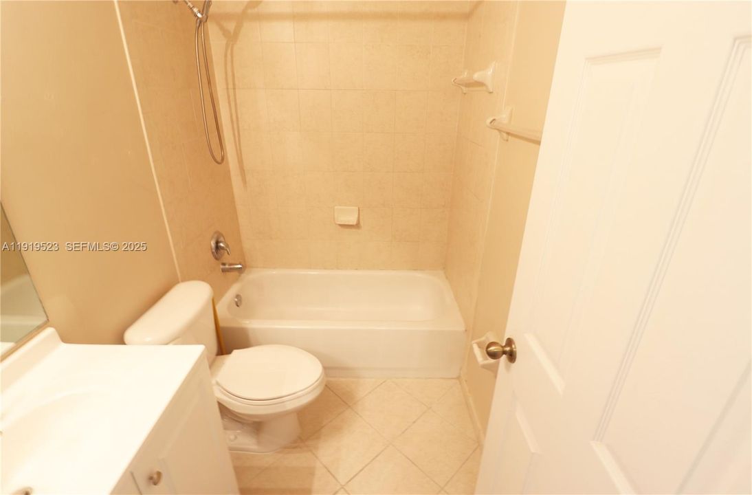 合同活跃: $1,995 (3 贝兹, 2 浴室, 1325 平方英尺)