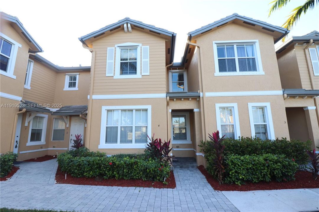 合同活跃: $1,995 (3 贝兹, 2 浴室, 1325 平方英尺)