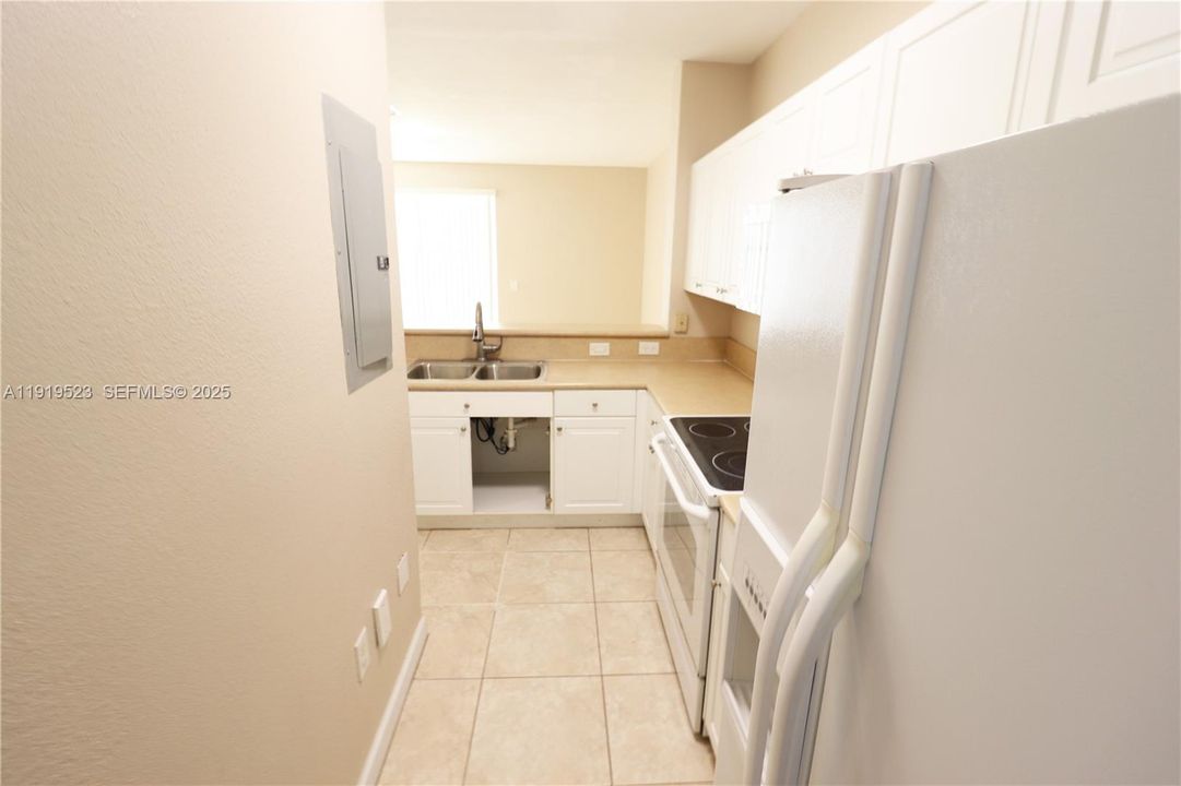 合同活跃: $1,995 (3 贝兹, 2 浴室, 1325 平方英尺)