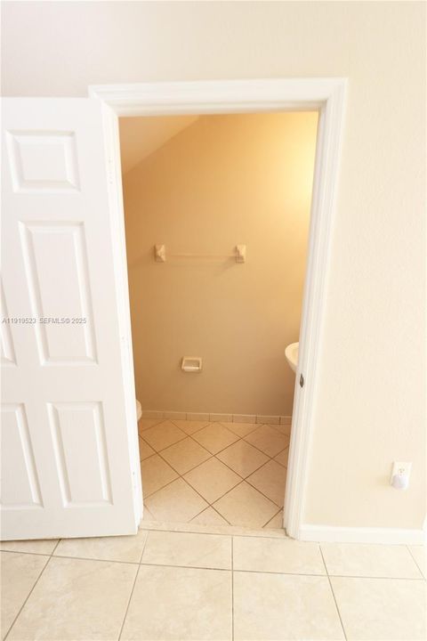 合同活跃: $1,995 (3 贝兹, 2 浴室, 1325 平方英尺)