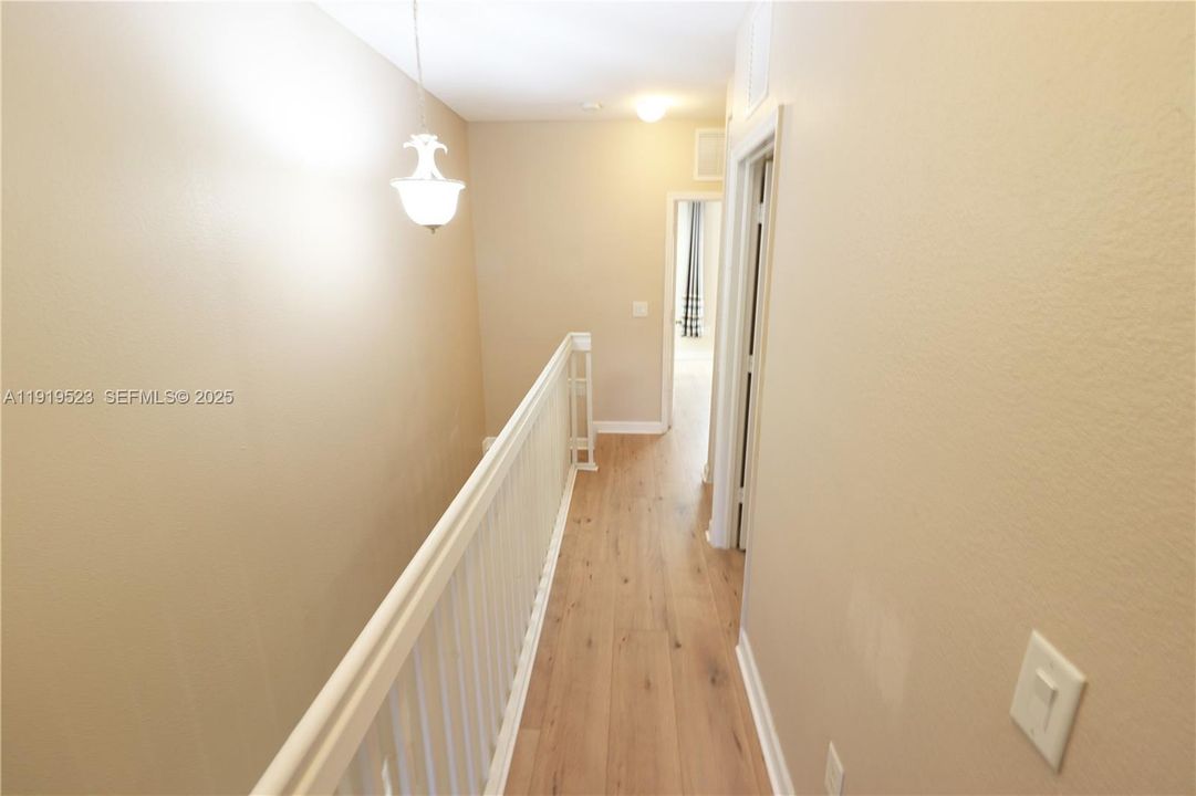 合同活跃: $1,995 (3 贝兹, 2 浴室, 1325 平方英尺)