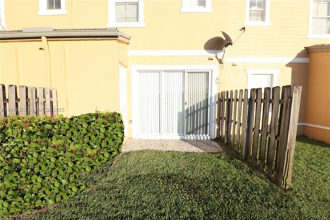 合同活跃: $1,995 (3 贝兹, 2 浴室, 1325 平方英尺)