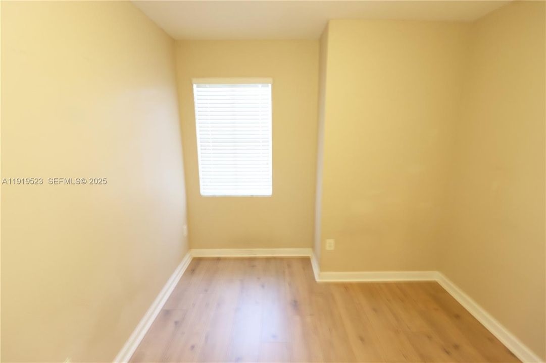 合同活跃: $1,995 (3 贝兹, 2 浴室, 1325 平方英尺)