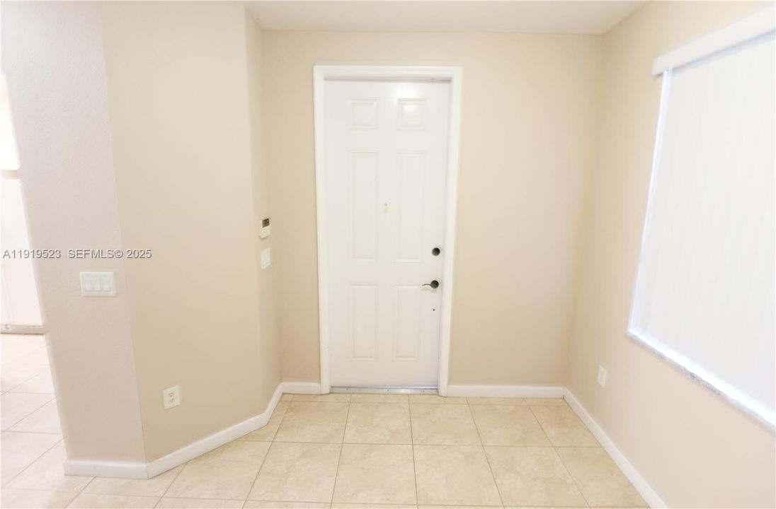 合同活跃: $1,995 (3 贝兹, 2 浴室, 1325 平方英尺)