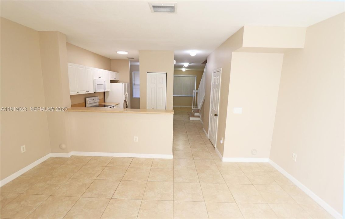 合同活跃: $1,995 (3 贝兹, 2 浴室, 1325 平方英尺)