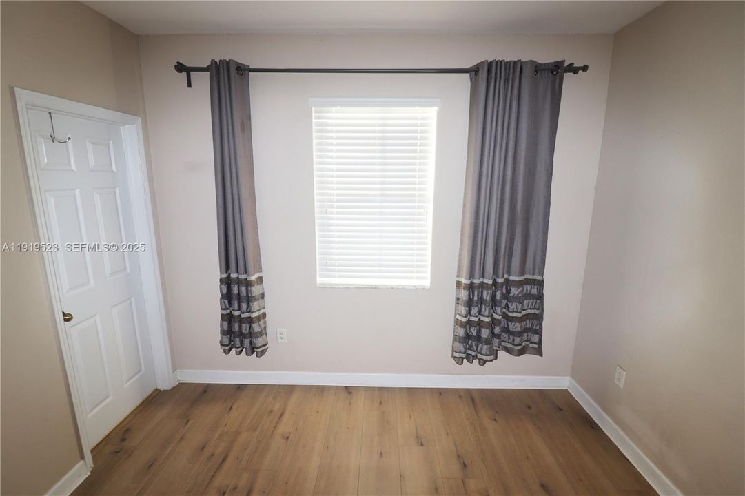 合同活跃: $1,995 (3 贝兹, 2 浴室, 1325 平方英尺)