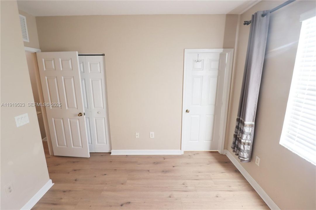 合同活跃: $1,995 (3 贝兹, 2 浴室, 1325 平方英尺)