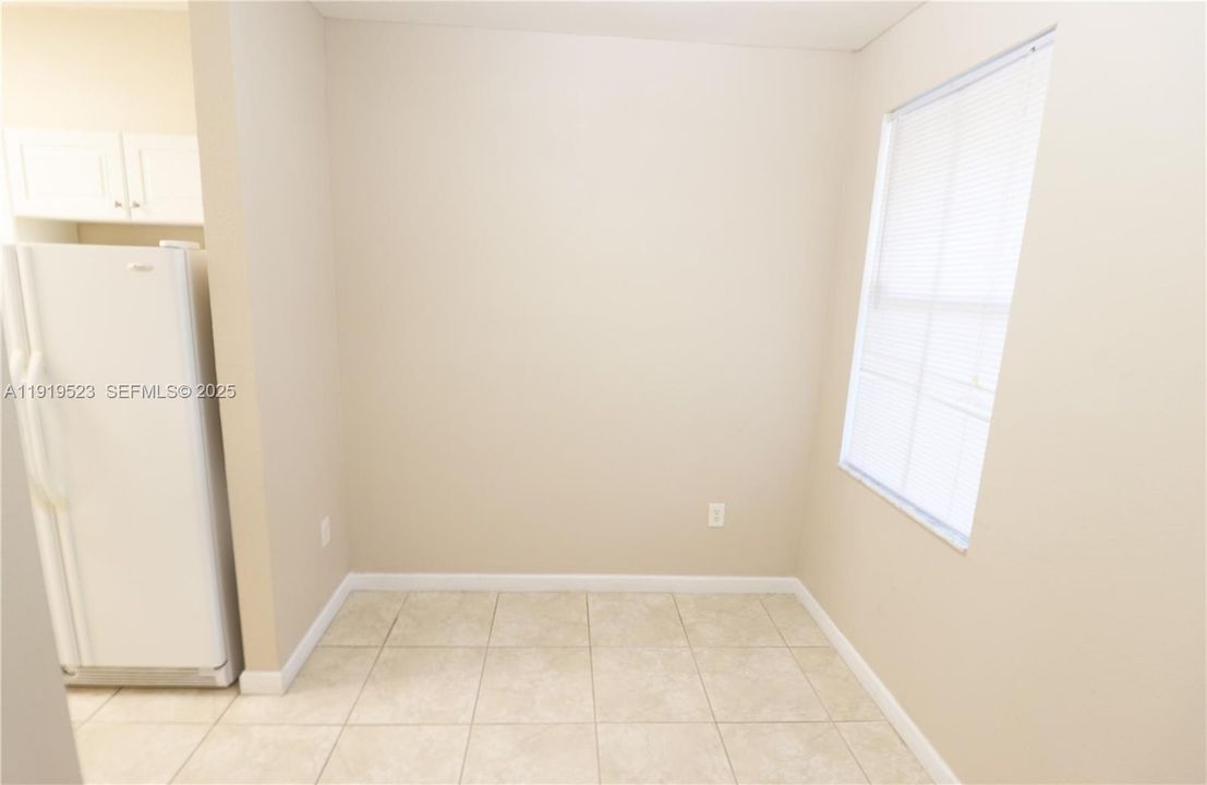 合同活跃: $1,995 (3 贝兹, 2 浴室, 1325 平方英尺)