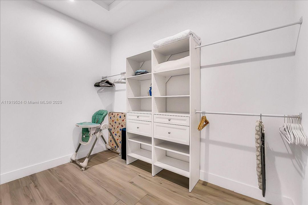 For Sale: $1,795,000 (4 beds, 3 baths, 2533 Square Feet)