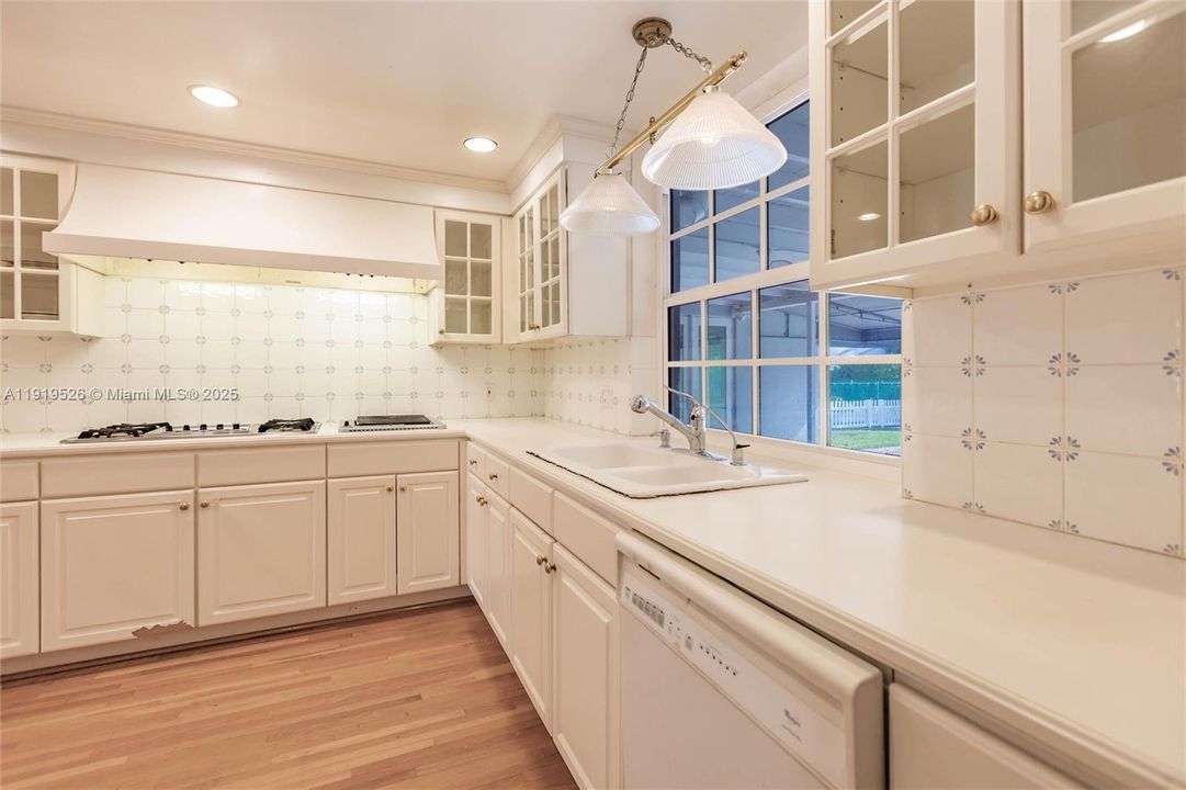 На продажу: $3,950,000 (5 спален, 5 ванн, 5812 Квадратных фут)