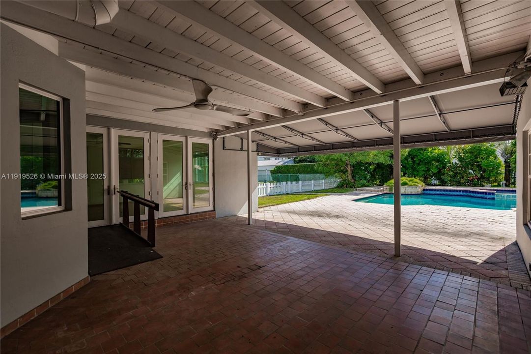 На продажу: $3,950,000 (5 спален, 5 ванн, 5812 Квадратных фут)