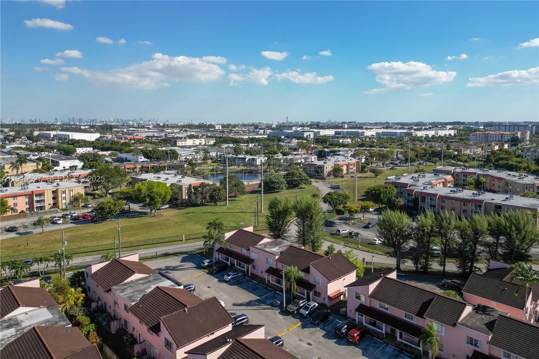 На продажу: $315,000 (2 спален, 2 ванн, 824 Квадратных фут)